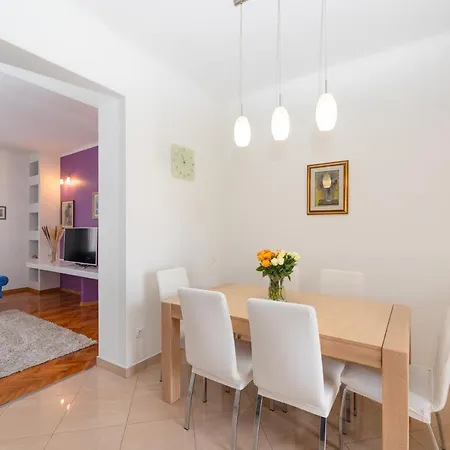 Spacious In The Center-aspalathos Appartement