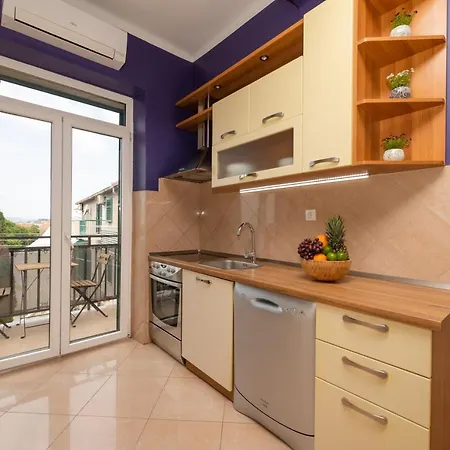 Spacious In The Center-aspalathos Apartment Split